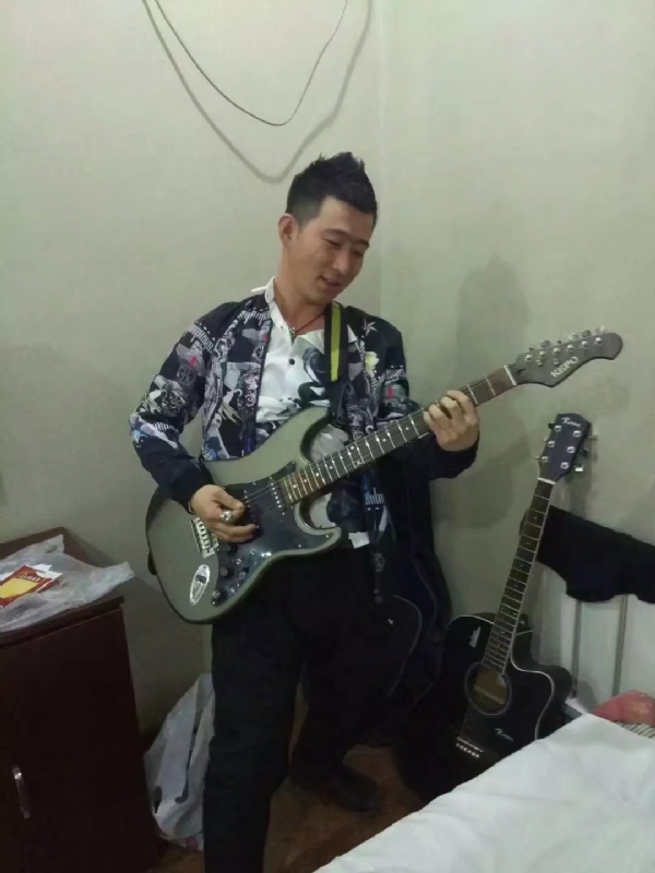 小吉他的第一张照片--安阳相亲服务中心