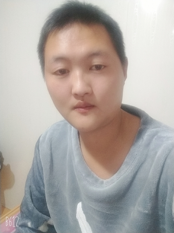 烟圈里透着伤的第二张照片--安阳相亲服务中心