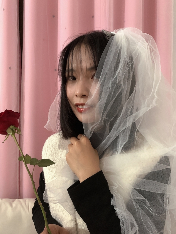 持紫菜包饭的女孩的第一张照片--安阳相亲服务中心