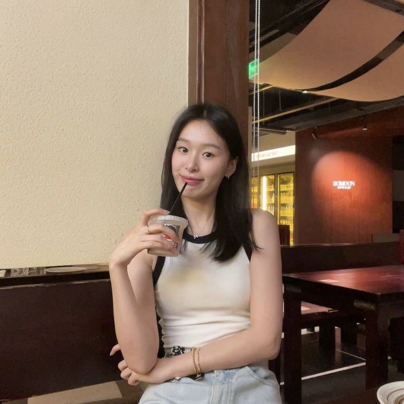 羽毛的第一张照片--安阳相亲服务中心